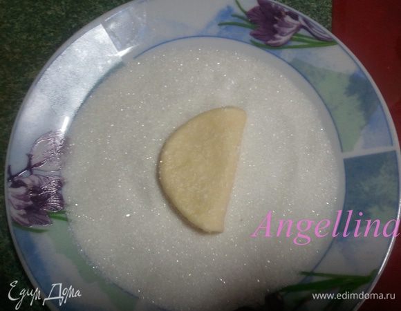 Получившийся полукруг снова обмакнуть в сахар только с одной стороны и свернуть пополам опять сахаром вовнутрь.