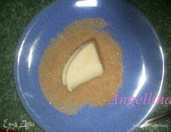 Получившийся треугольничек обмакнуть в сахар с корицей. Так же только с одной стороны.