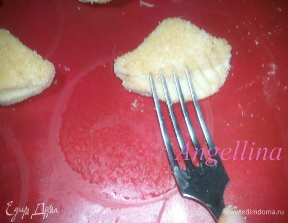 Противень застелить пергаментом или силиконовым ковриком. Печенье выложить на подготовленный противень. Вилкой придавить край печенья.  