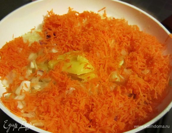 Добавить потертую на мелкой терке морковь. 