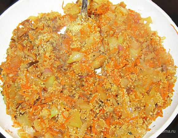 Добавить 3 ст л кускуса, перемешать и влить грибной бульон. Накрыть крышкой и протушить в течение 3 мин. Выключить огонь и дать постоять 5 мин.
