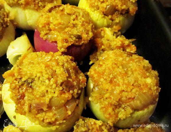 Начинить луковицы фаршем и выложить в смазанный маслом противень. Запекать 15 мин в духовке при 180 гр.