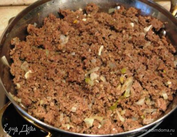 Мясо перемолоть в фарш, обжарить мин 15 до выпаривания жидкости с порезанным луком и чесноком. У меня есть сковорода, на которой это можно сделать без масла. Посолить, поперчить.
