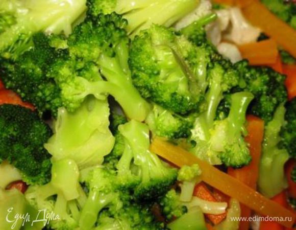 Морковь порезать тонкими длинными брусочками, отварить с брокколи и цветной капустой в кипящей подсоленной воде 3 мин. Откинуть на дуршлаг, обдать холодной водой. Овощи сохранят цвет.