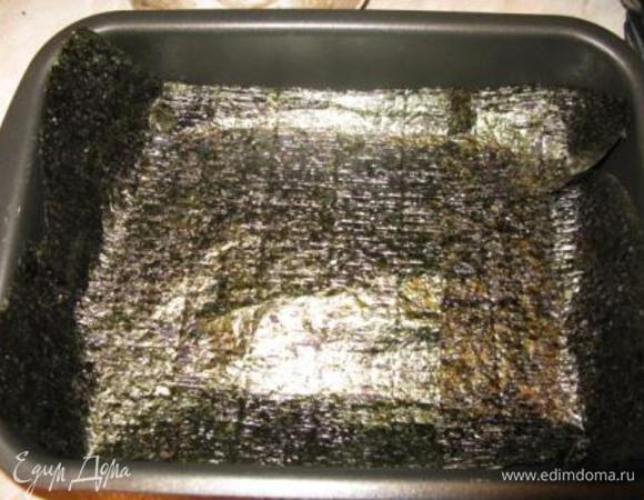 Для соуса смешать йогурт с горчицей. Приступаем к сборке. Форму смазываем немного оливковым маслом. Выстилаем дно двумя листами Нори внахлест.