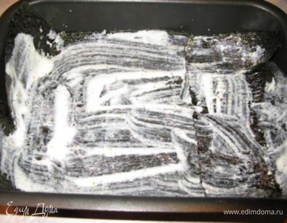 Смазываем соусом.