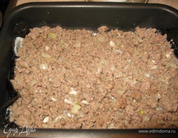 Выкладываем половину фарша.