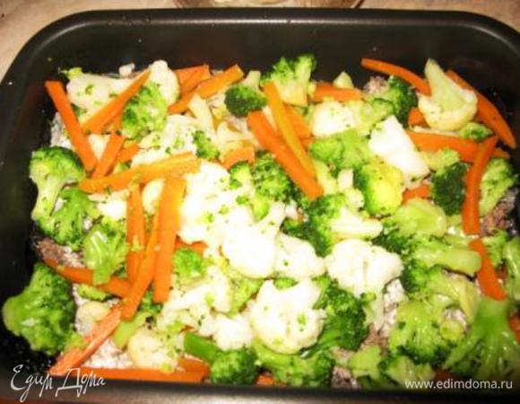 Хорошо смазываем соусом, выкладываем половину овощей.