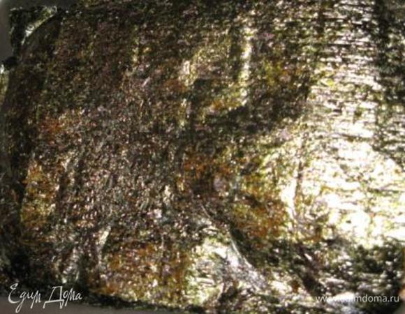 Смазываем соусом, оставив немного для верха. Накрываем оставшимися двумя листами Нори, 