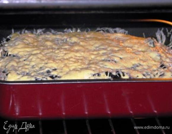 Промазываем еще соусам, сверху обильненько натираем сыр. И в разогретую до 200 гр. духовку на 30 мин. Если хотите, чтоб пирог лучше держал форму, добавьте пару яиц в фарш. Мне хотелось вот прям совсем полезненько.