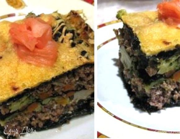 По истечение времени достать пирог из духовки, дать немного остыть и схватиться. При подаче я немного украсила маринованным имбирем. Приятного аппетита!