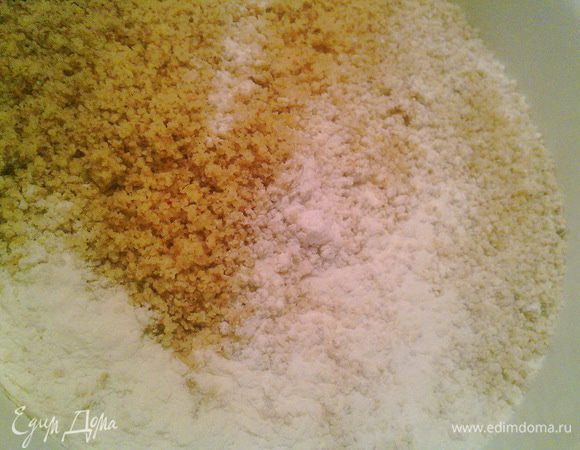 Сначала просеять муку с разрыхлителем и смешать с измельченными орехами. Я измельчила их в блендере, но можно и порубить маленькими кусочками.