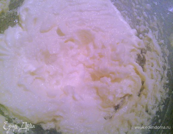 Взбить 70 г сливочного масла с сахаром и, продолжая  взбивать, добавить яйцо и ваниль.