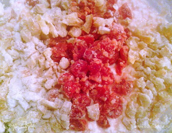 Отжать изюм от ликера, и вместе с цукатами обвалять в небольшом количестве муки.
Добавить творог к масляной смеси, апельсиновый ликер, который остался после замачивания, хорошо все перемешать. Затем добавить изюм и цукаты. 
