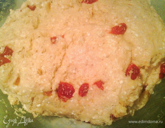 Тщательно перемешать. Частями добавить к основной массе муку, смешанную с орехами, тщательно перемешивая после каждого раза.