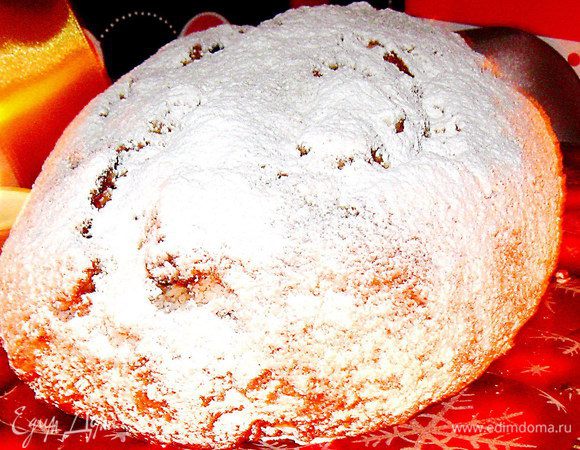 Уже полностью остывший штолен ещё раз присыпать сахарной пудрой.