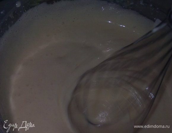 Взбиваем яйца с сахаром до пышной массы.