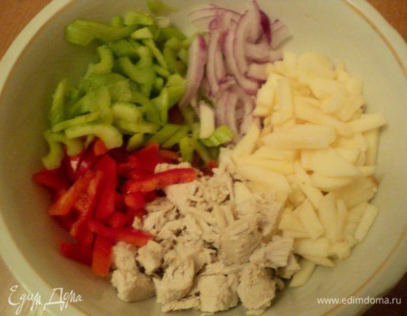 Черешки сельдерея помыть, обсушить, очистить от грубых волокон и порезать наискосок соломкой. Так же соломкой порезать красный перец, очищенное от кожицы и семян яблоко. Четверть кольцами порезать лук и кусочка отварную или запеченную куриную грудку.