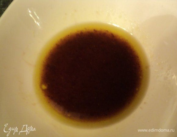 Для заправки смешать сок лимона, бальзамический уксус, сахар, соль, размешать до растворения сахара, добавить оливковое масло и перец по вкусу.