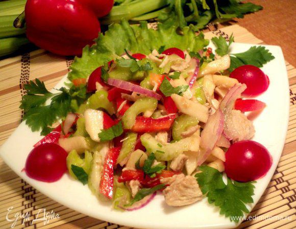 Все ингредиенты смешать и полить заправкой. При подаче украсить зеленью и помидорками черри, посыпать мелко порезанной петрушкой. Приятного аппетита!