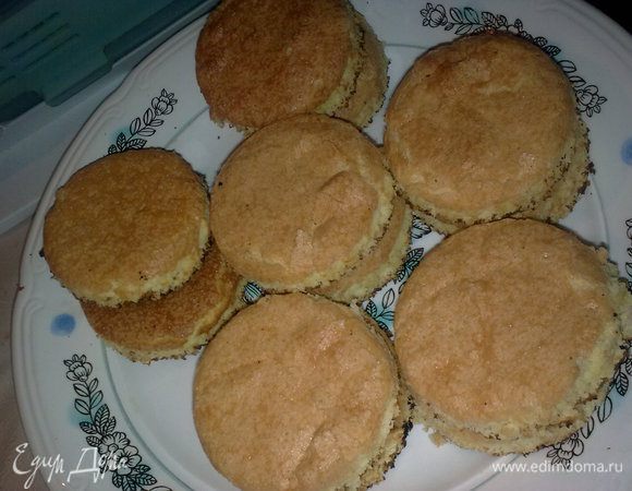 Стаканом (или любой другой круглой формой) из еще теплого коржа, вырезаем маленькие коржики. У меня получилось 12 коржей. На каждое пирожное уйдёт по 2. Накроем коржики полотенцем, чтоб не сохли.