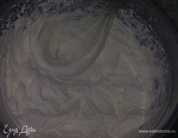 Взбиваем сливки с сахарной пудрой. Это и будет нашим кремом. :)