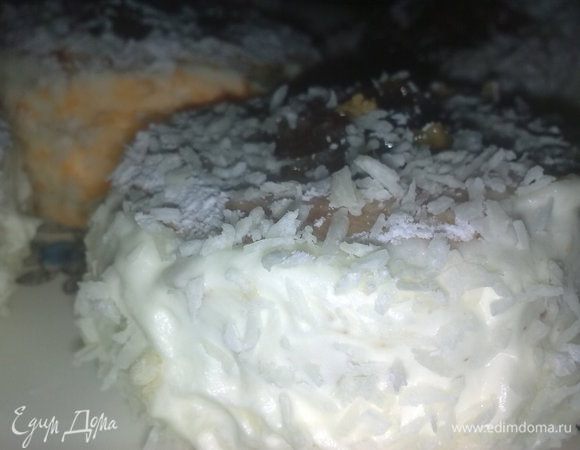 Берем два коржика, немного пропитываем их вареньем. Склеиваем кремом. Обмазываем бока. Обсыпаем бока кокосовой стружкой. Сверху смазываем вареньем, кладем на середку абрикос из варенья. Присыпаем сахарной пудрой и кокосовой стружкой по ободку (вокруг абрикоса.)
Убираем в холодильник, пока никто не видел. ;) На часок другой.

Приятного аппетита.