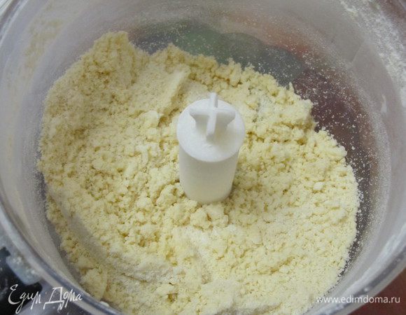 Муку просеянную, соль, сахар и масло сливочное смешать в чаше комбайна.