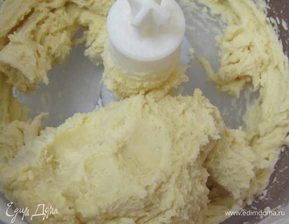 Добавить холодную воду, замесить тесто. Укутать тесто в пищевую пленку и отправить в холодильник на 30 минут.