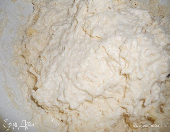 Для начала нужно замесить тесто. Молоко должно быть теплым. В молоко добавить сахар (1 ст. л.), масло, соль, 1 яйцо и дрожжи. Все перемешать и начать всыпать частями просеянную муку и замесить тесто.