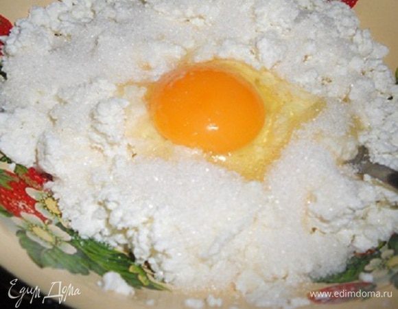 Сделать начинку. Творог смешать с 1 яйцом, остальным сахаром и ванильным сахаром, творог лучше брать посуше. В творог по желанию можно добавить изюм или курагу.