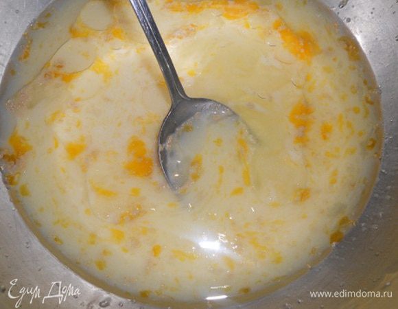 В молоке размешать масло,сахар и дрожжи, добавить яйцо и перемешать.