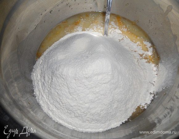 Всыпать частями муку и замешивать тесто.