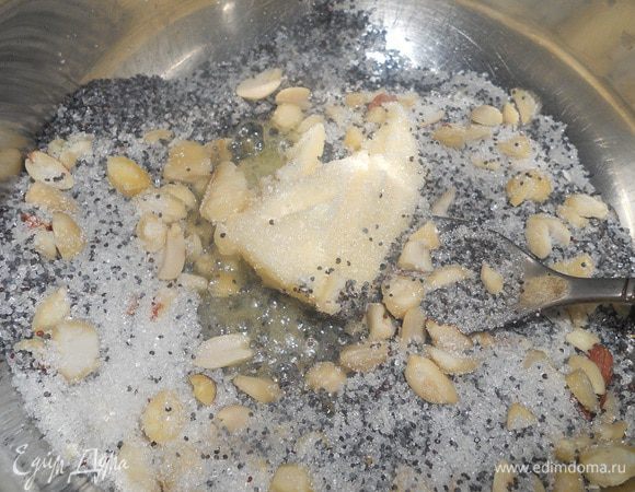 Тем временем делаем начинку, смешать все ингридиенты и поставить на огонь, проварить до растворения сахара.