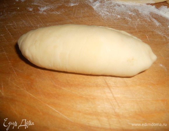 Свернуть рулетом.Сложить на противень, дать подойти 30 минут, затем выпекать при температуре 170 градусов до готовности,достать из духовки и остудить.