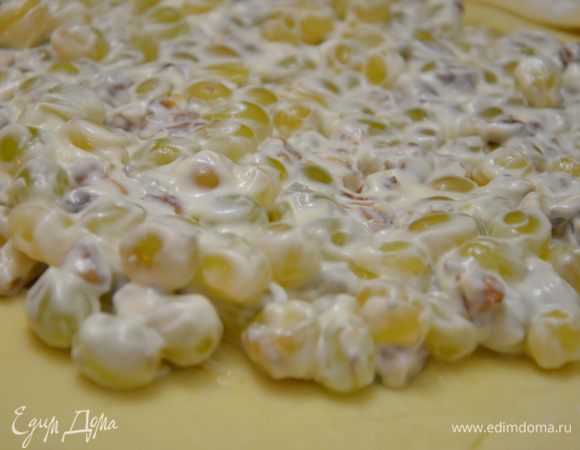 Выложить виноград оставив свободными края примерно  3  - 4 см. Завернуть края  на верх. Выпекать галету при 170 С около 40 минут.