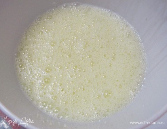 Белки комнатной температуры взбить с солью и лимонной кислотой до появления пены.Взбивать на высоких оборотах миксера.  