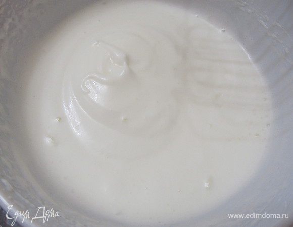 Как только появилась пена, добавить сахар и взбить до мягких волн.