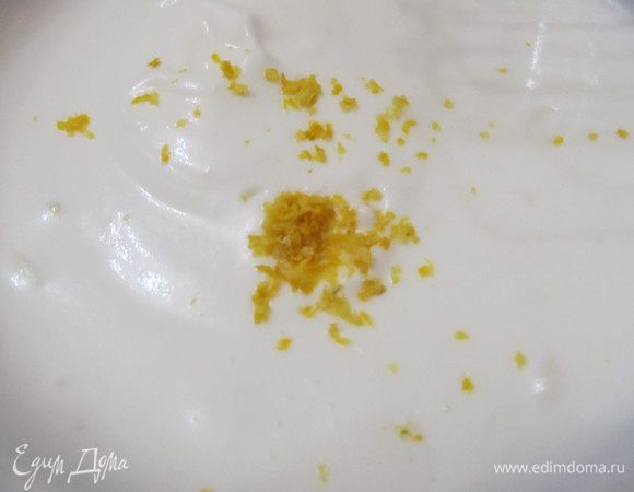 Добавить цедру лимона и просеянную муку частями, аккуратно,но быстро вмешать муку в белки.