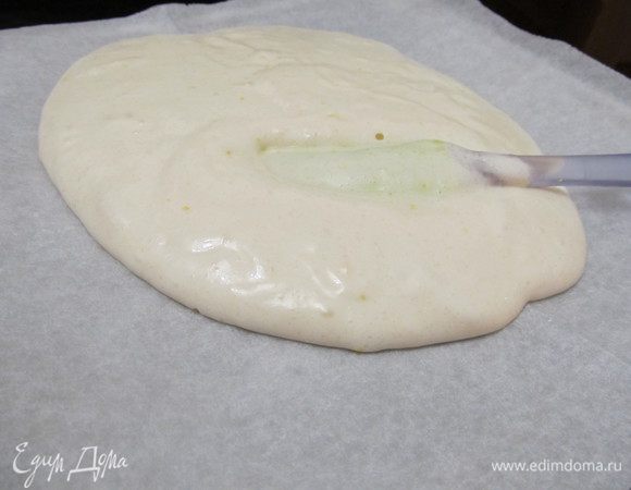 Противень небольшой застелить пергаментом,вылить тесто,разровнять. Выпекать при 170С около 15 минут. Проверить готовность деревянной шпажкой.