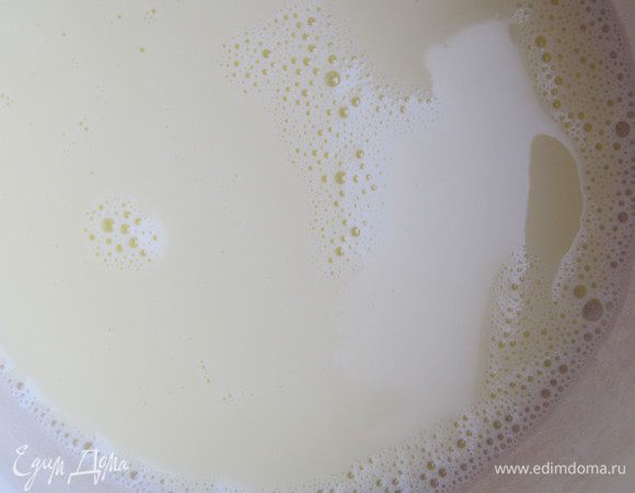 Приготовить крем. Желток смешать с молоком,процедить через сито. Добавить сахар и ванильный сахар.