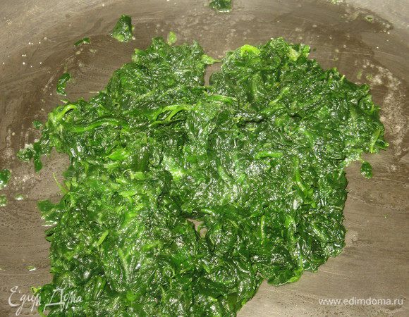 Промыть шпинат. В сковороде разогреть сливочное масло, потушить шпинат несколько минут, посолить. Отжать шпинат и мелко нарезать.