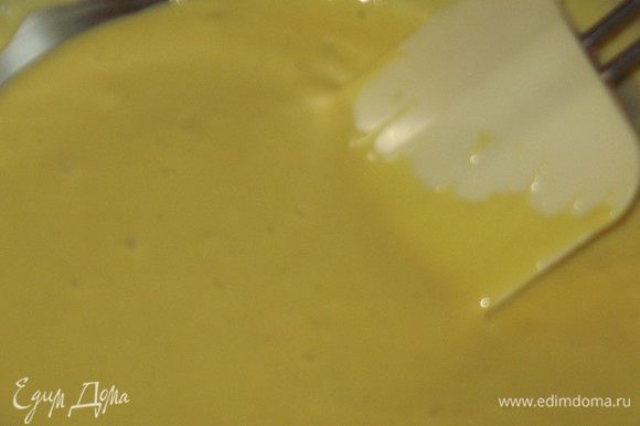 Взбить яйца с помощью венчика, ввести муку, просеянную с разрыхлителем, оливковое масло, молоко, щепотку соли и хорошо перемешать.