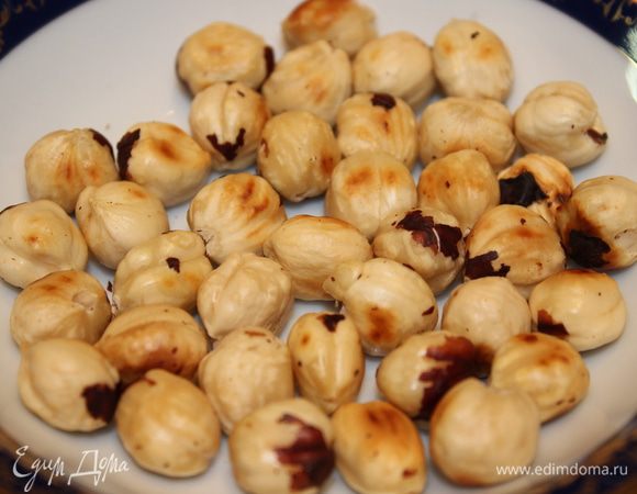 Фундук поджарить и очистить от шелухи (после поджаривания она легко снимается)