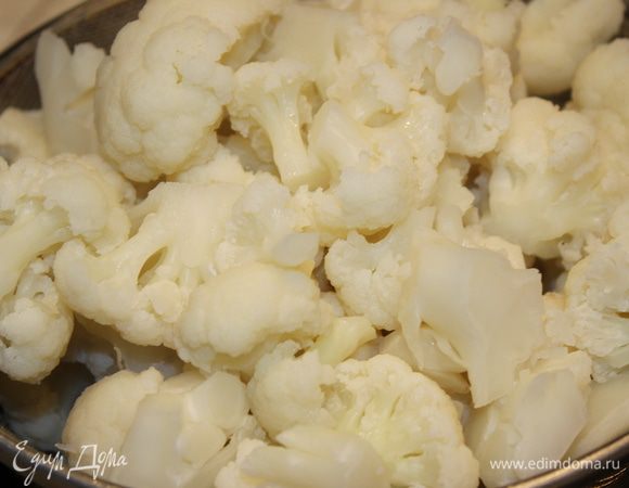 Отделить у капусты соцветия и разделить их на небольшие части, молодые стебельки также можно использовать. В кипящую воду (примерно 2 литра) добавить соль и капусту. Варить минут 5 и откинуть на дуршлаг