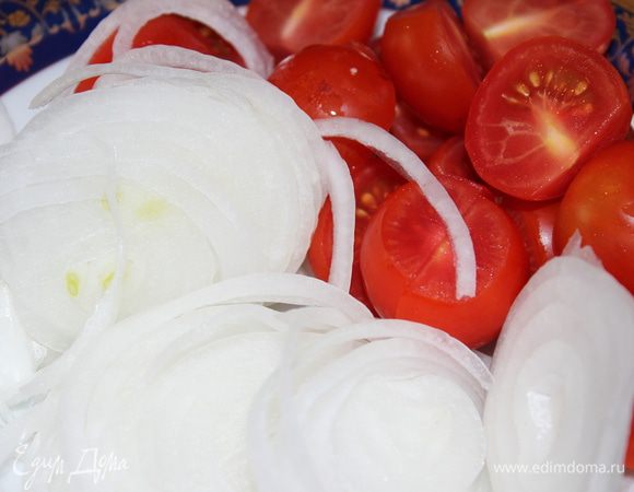 Лук нарезать полукольцами, помидорки и яйца - на половинки, сыр натереть