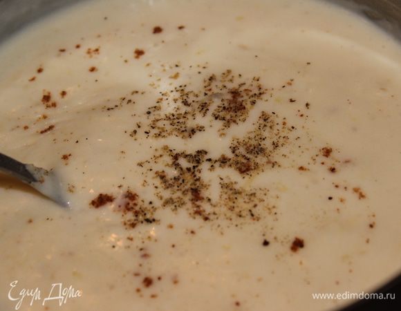 Готовим соус: растопить масло, просеить в него муку и поджарить около 1 минуты. Постепенно влить молоко (маленькими порциями), взбивая при этом вилкой или венчиком, чтобы не было комочков...варить минуты 2. Добавить 50 гр сыра, мускатный орех, сахар, соль и перец...все прогреть и дать настояться