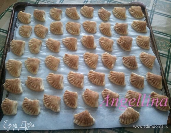 Выпекать печенье в разогретой духовке при температуре 160-170 градусов минут 50 до золотистого цвета.