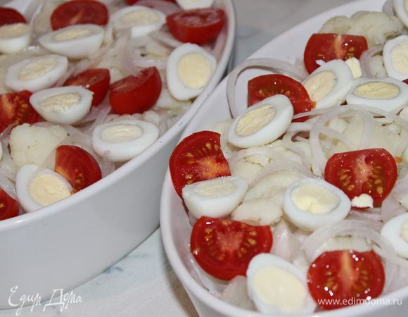 В форму выложить капусту, подсолить, лук, помидорки, яйца и орехи