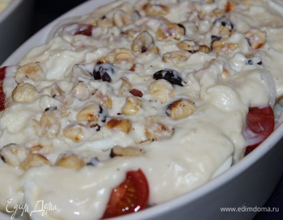 Залить сверху соусом. (Когда я готовила соус, использовала 2 ст.л. муки с горкой...лучше брать без горки, чтобы соус получился немного жиже)